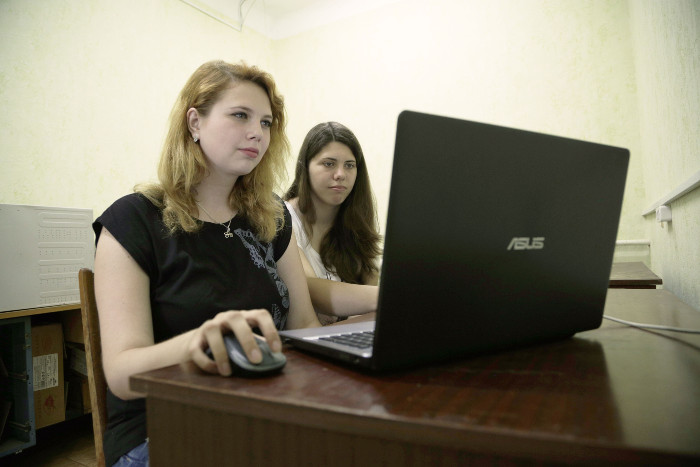 Практиканты за работой