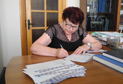 Е.Е. Совга подписывает дипломы выпускникам КФУ