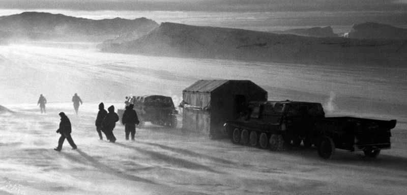 Санно-тракторный поезд вглубине материка Антарктиды, 1956 г.