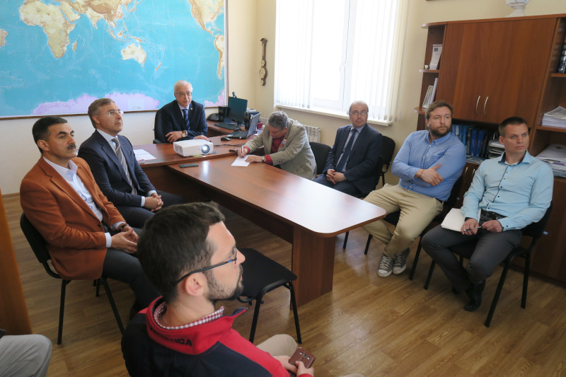 В кабинете директора МГИ