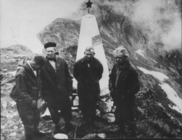 А.М. Гусев (крайний справа) на месте боев в 1942 г.