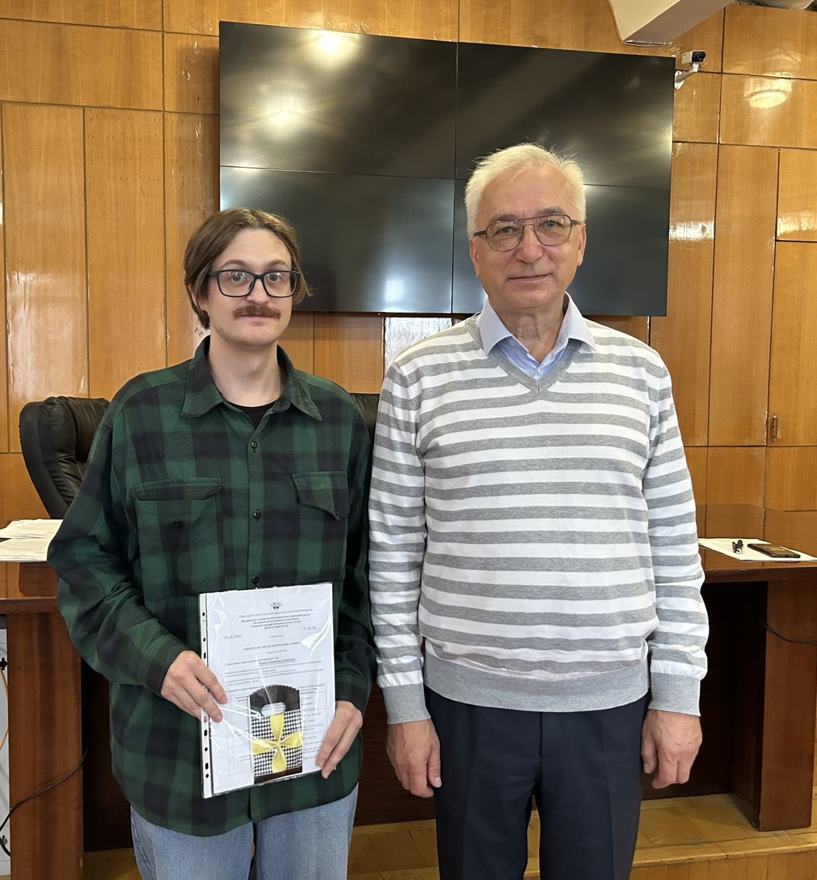 Вручение свидетельств выпускникам аспирантуры