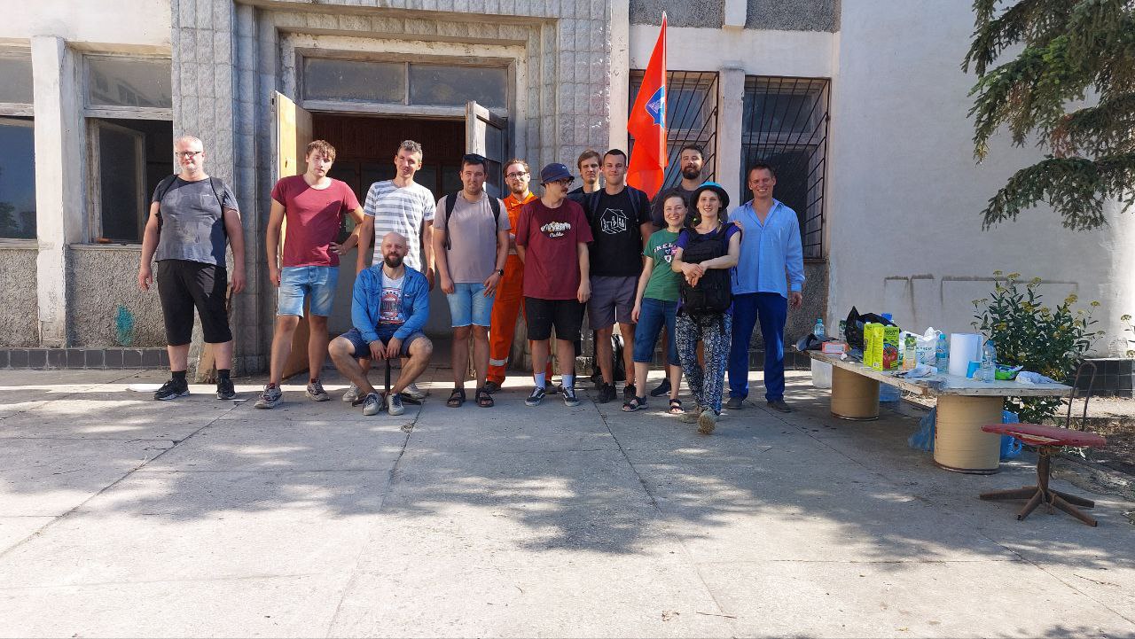 Субботник на территории конструкторского бюро на Фиолентовском шоссе